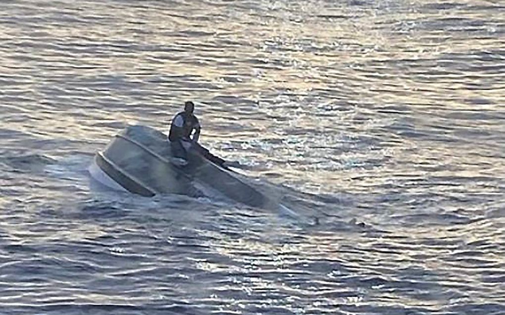 Een drenkeling die zich had vastgeklampt aan de romp van de boot, ongeveer 70 kilometer ten oosten van Fort Pierce Inlet. beeld AFP