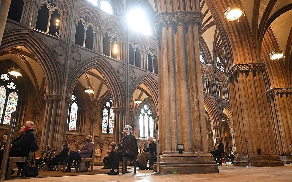 Een dienst met coronabeperkingen in een kathedraal in het Engelse Lichfield. beeld AFP, Oli Scarff