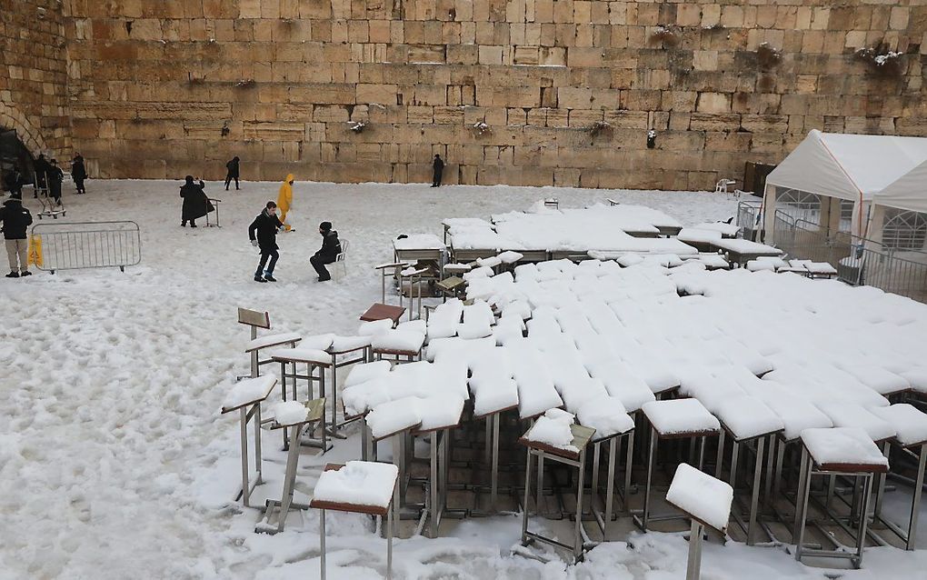 Jeruzalem ligt onder een laag sneeuw. Een stevige sneeuwstorm trof het land afgelopen nacht. Ook het oude deel van de stad kleurde wit. Het is dezelfde sneeuwstorm die ook Griekenland en Turkije trof. beeld EPA, Abir Sultan