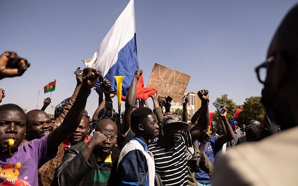 Een Britse correspondent deelde dinsdag op sociale media een filmpje van twee Burkinezen die in Ouagadougou de Russische vlag lieten wapperen. beeld AFP, OLYMPIA DE MAISMONT