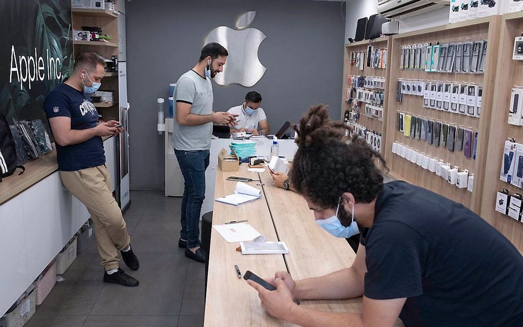 Winkel van Apple in de Iraanse hoofdstad Teheran. beeld AFP, Morteza Nikoubazl