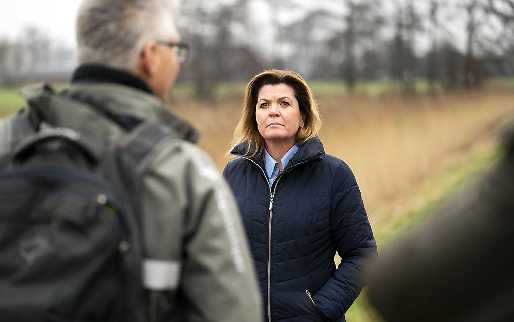 Stikstofminister Christianne van der Wal tijdens een bezoek aan een natuurreservaat in Bennekom. beeld ANP, Jeroen Jumelet