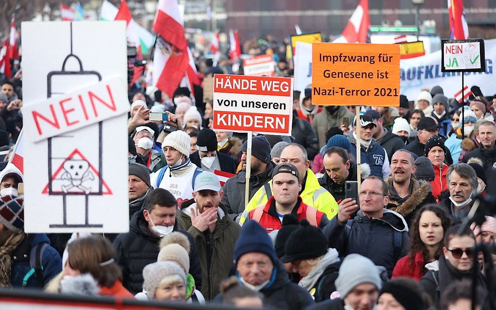 Protest tegen de verplichte vaccinatie in Oostenrijk. beeld AFP,  FLORIAN WIESER