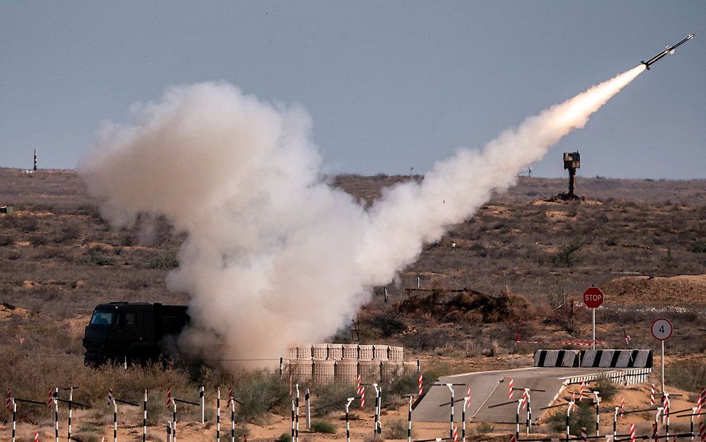 Een korteafstandsluchtafweerraket van het type Pantsir-S wordt afgevuurd op de militaire basis Ashuluk in Zuid-Rusland, september 2020. beeld AFP, Dimitar DILKOFF