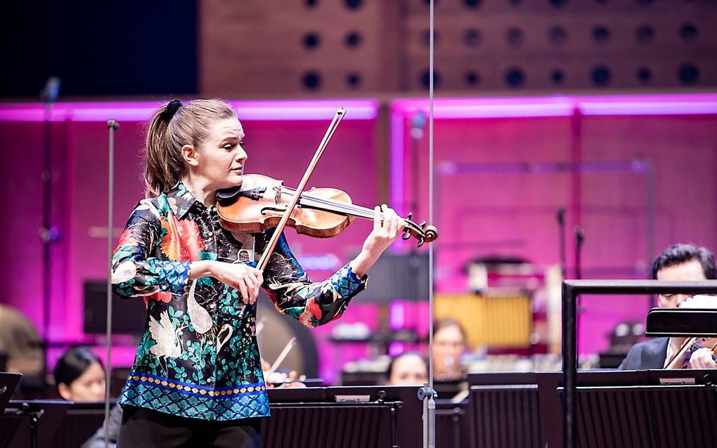 Isobel Warmelink in actie. beeld via nederlandsvioolconcours.nl