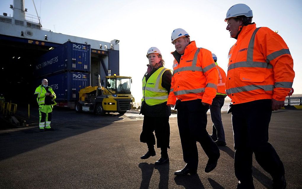 Johnson op bezoek in de haven van Tilbury. beeld AFP, Matt Dunham