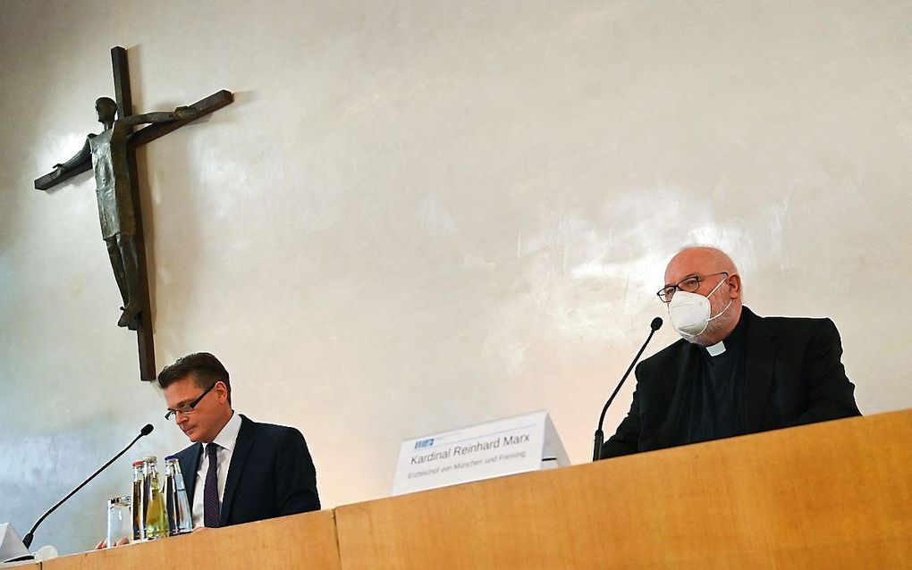 Kardinaal Reinhard Marx (r.) vorige week tijdens een persconferentie over het misbruikrapport. beeld AFP, Sven Hoppe