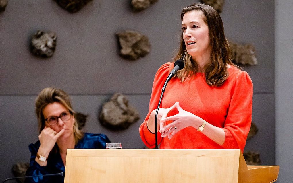 Initiatiefnemers Ockje Tellegen (VVD) en Corinne Ellemeet (GroenLinks) tijdens de voortzetting van een wetgevingsoverleg met de Tweede Kamercommissie over een voorgestelde aanpassing van de abortuswet. beeld ANP, Sem van der Wal