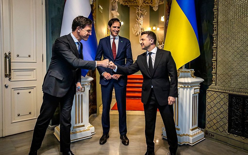 Premier Mark Rutte en minister Wopke Hoekstra (Buitenlandse Zaken) worden ontvangen door president Volodymyr Zelensky tijdens een werkbezoek in Oekraine. Het bezoek staat in het teken van de situatie aan de grens met Rusland en de samenwerking met betrekking tot de ramp met vlucht MH17. beeld ANP, Remko de Waal