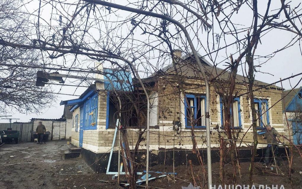 Door beschietingen beschadigd huis in een dorp vlakbij de stad Donetsk, in het oosten van Oekraïne. Dit beeld is vrijdag vrijgegeven door de Oekraïense nationale politie. beeld via EPA