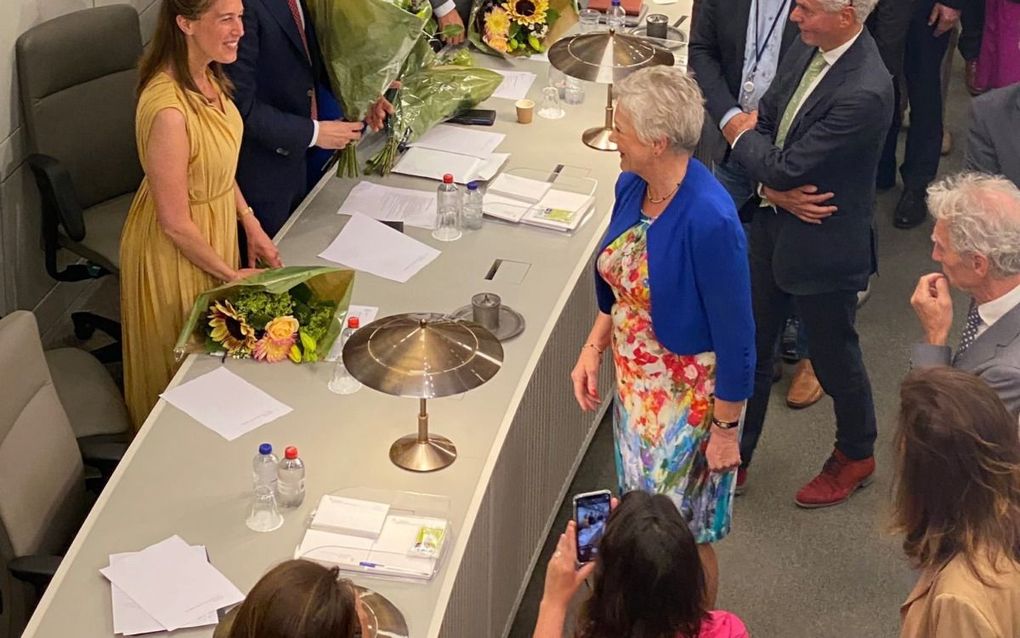 GroenLinks-Kamerlid Corinne Ellemeet (in gele jurk) neemt felicitaties en bloemen in ontvangst. beeld Twitter