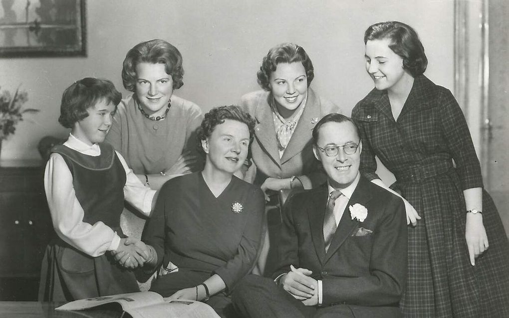 Prinses Christina (l.) met haar ouders en zussen. beeld Rijksvoorlichtingsdienst