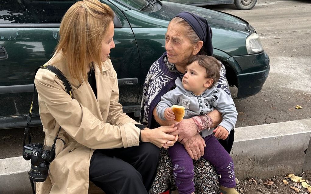 Anna Jambazian hoort het verhaal van vluchtelingen uit Nagorno-Karabach aan. beeld Anna Jambazian