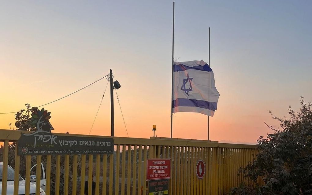 In Afik hangt de Israëlische vlag halfstok. beeld Jeannette Gabay