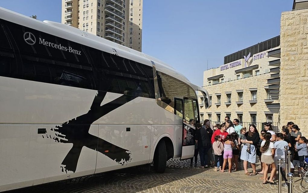 Een evacuatiebus. beeld Jeannnette Gabay-Schoonderwoerd