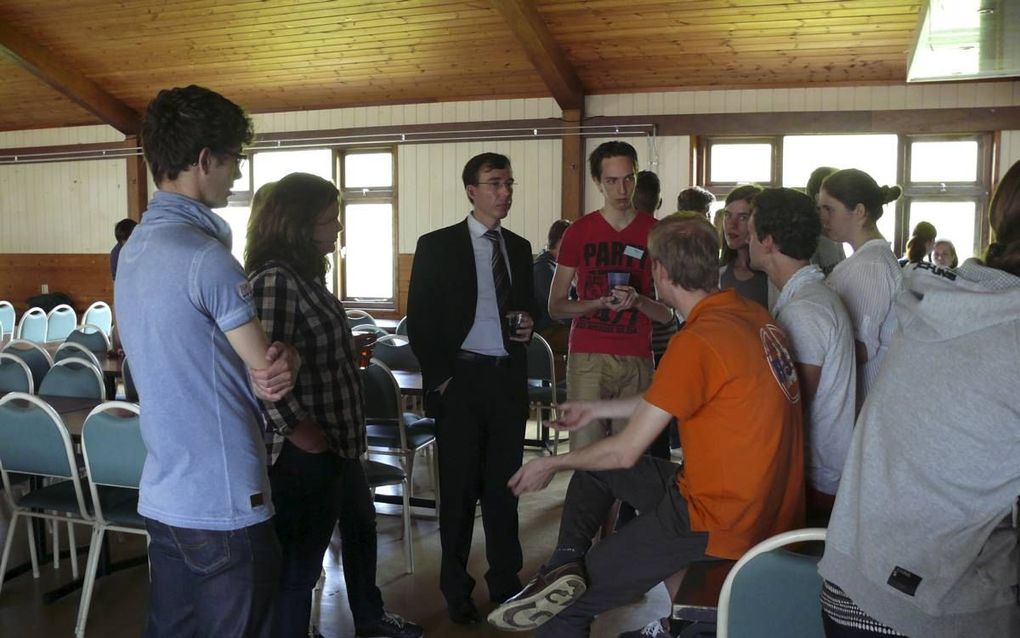 BRUINISSE. Dr. G. A. van den Brink (m.) was woensdag in Bruinisse de hoofdspreker tijdens zomerconferentie van de christelijke studentenvereniging CSFR.  beeld RD