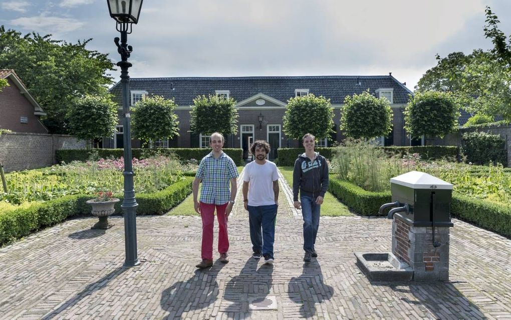 Casper, Clint en Matthijs (vlnr) wonen in het Hofje van Pauw in Delft. beeld Sjaak Verboom