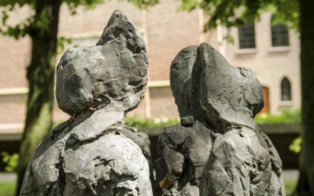 Bij de Oude Kerk in Huizen staat een beeld met vrouwen in klederdracht. In het dorp in het Gooi gaat geen vrouw meer in de dracht gekleed. beeld RD, Jeannette Zeeman