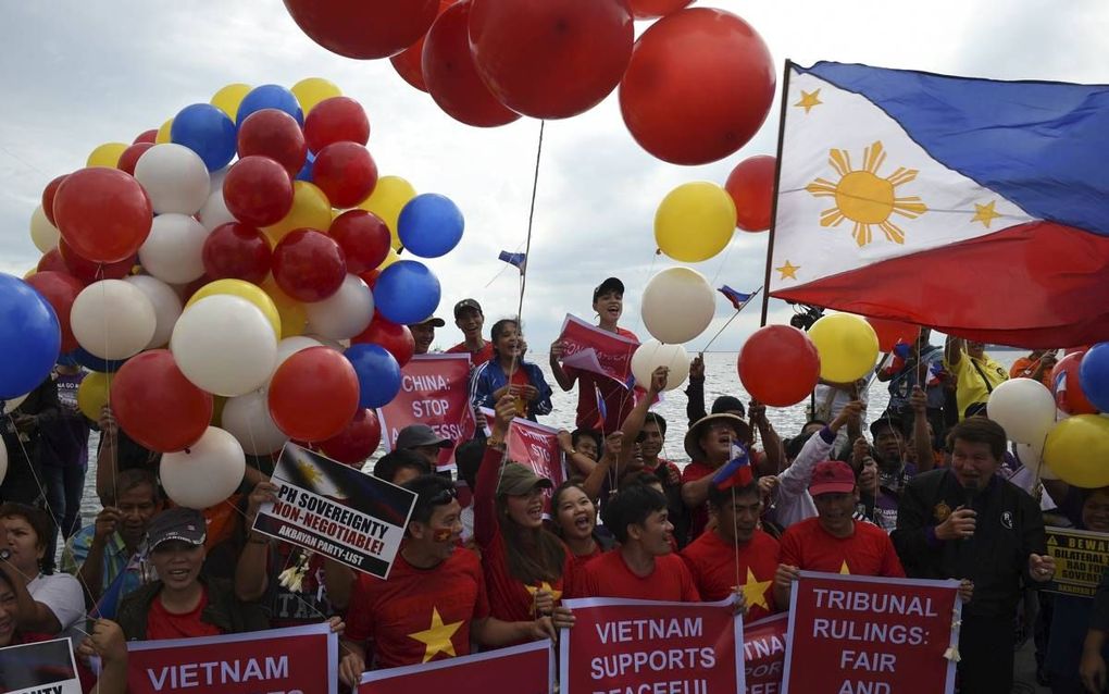 MANILA. Filipijnen vieren de uitspraak van het Permanente Hof van Arbitrage. beeld AFP, Ted Aljibe