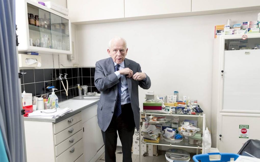 De Amsterdamse huisarts Nico van Hasselt vierde onlangs zijn zestigjarig jubileum. beeld Sjaak Verboom