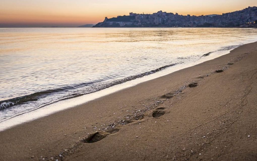 Voetstappen op het strand. beeld Istock