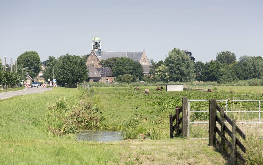 WAARDER. In de dorpskerk in Waarder preken al zeker sinds de negentiende eeuw uitsluitend orthodoxe predikanten, vertelt Waardenaar A. J. Boele.   beeld Sjaak Verboom