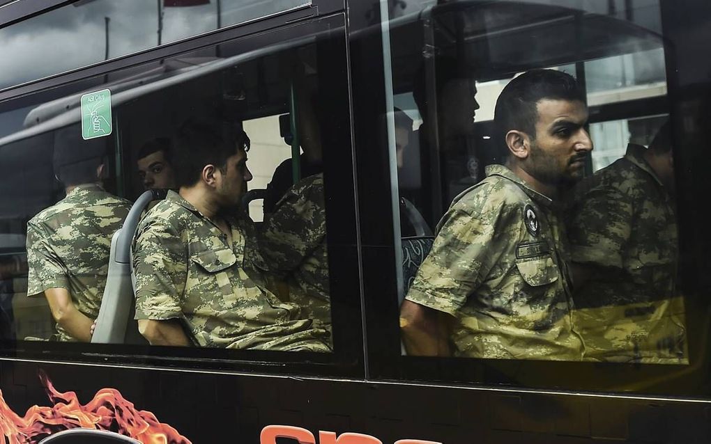 ISTANBUL. Geboeide soldaten in Istanbul na de msilukte staatsgreep van vorige week. In het verleden zuiverde het leger het Turkse staatsapparaat. Nu zijn de strijdkrachten zelf aan de beurt. beeld AFP, Bülent Kilic