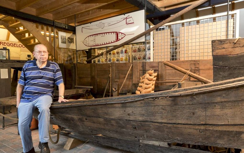 Enternaren namen veel gewoonten over uit andere streken, waar ze met hun zompen heen voeren. Foto: Johan Altena bij de laatste oude Enterse zomp. beeld Sjaak Verboom