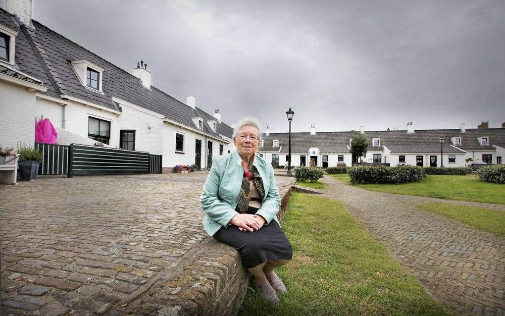 Weduwe Van der Plas in het Andreashof in Katwijk. „Een hofje is intiem. We zijn net één grote familie, leven met elkaar mee.” beeld RD, Henk Visscher