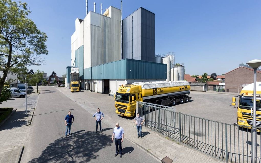 Bij P. Bos veevoeders in Ederveen staat met Robert Bos de vierde generatie aan het roer. De vijfde generatie, zijn zonen Pieter, Dirko en Jan-Willem, loopt zich warm. beeld Sjaak Verboom