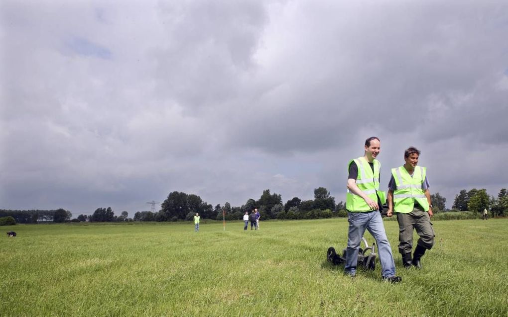 In een weiland in Zwartewaterklooster, bij Hasselt, liggen mogelijk 149 ridders begraven. beeld Eelco Kuiken