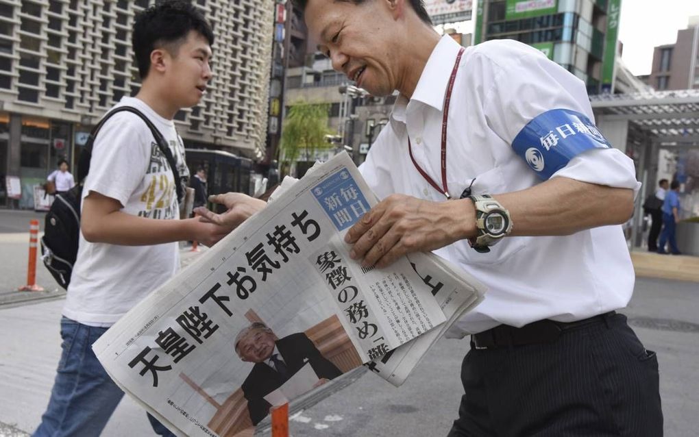 Japanners in de straten van Tokio lezen maandag nieuwsgierig over de videoboodschap van hun keizer Akihito. De 82-jarige Akihito liet zijn onderdanen weten het keizerlijk ambt steeds zwaarder te vinden en indirect was het een verzoek om spoedig te kunnen 