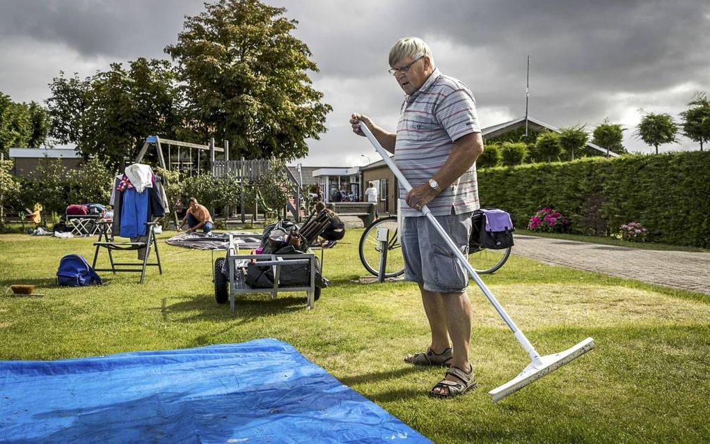 Campinggasten breken hun tent af op camping de Wulp in Noordwijk. Door het tegenvallende zomerweer keren vakantiegangers eerder huiswaarts. Afgelopen nacht werd in Twente zelfs bijna vorst aan de grond genoteerd. Op 10 cm hoogte daalde de temperatuur tot 