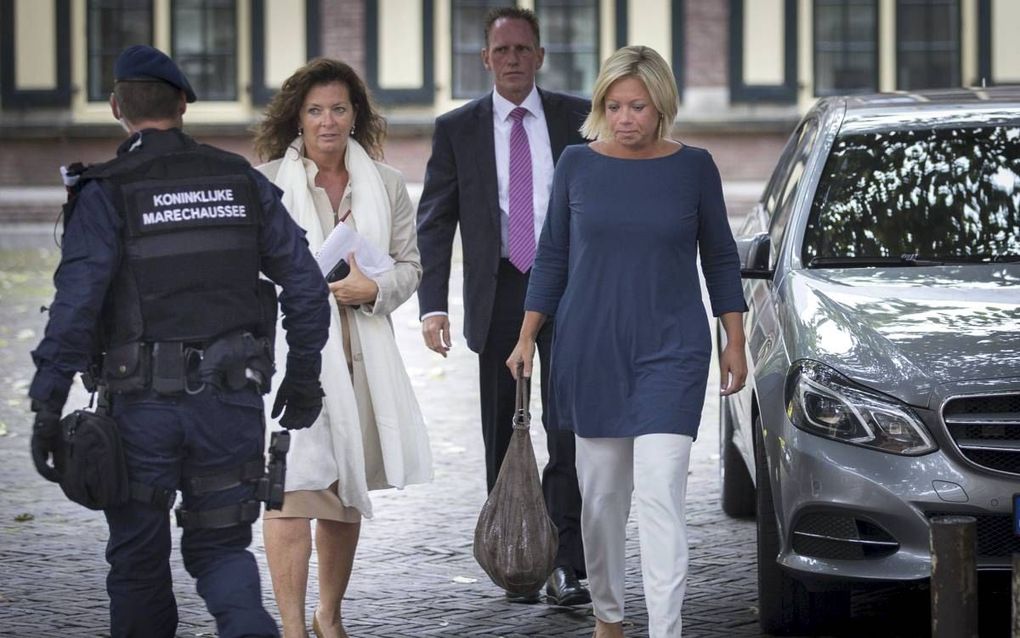 Minister van Defensie Hennis arriveerde vrijdagmorgen voor de eerste vergadering van de ministerraad na de zomerstop. beeld ANP Jerry Lampen