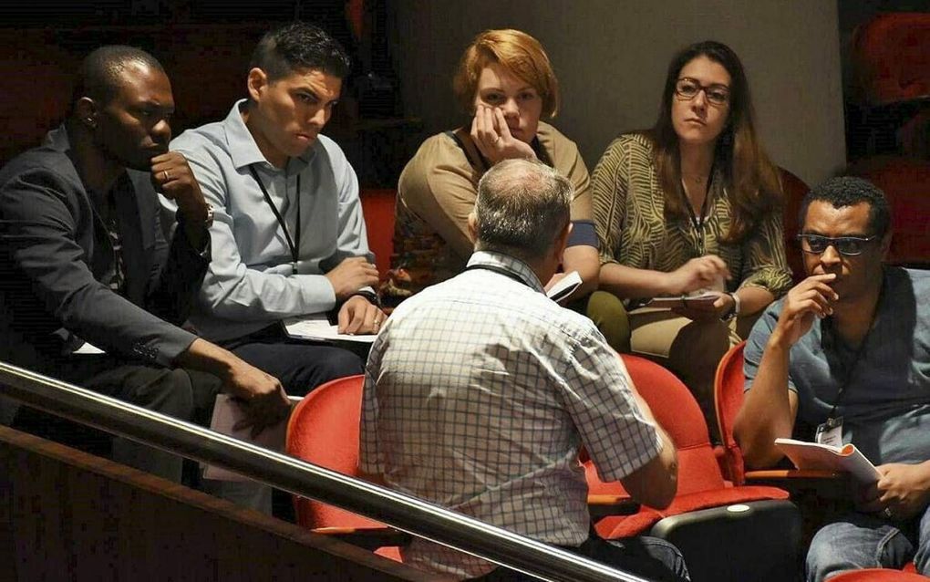 Een groep jongeren tijdens een bespreking op de Younger Leaders Gatering van de Lausannebeweging in Jakarta. In het midden Dorina Nauta. beeld RD