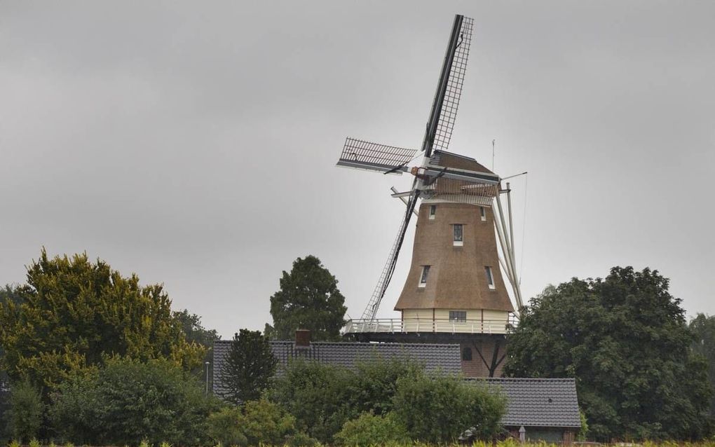 De nieuwe molen in Kootwijkerbroek –een rietgedekte achtkantige korenmolen met oud-Hollands wiekenkruis en een stelling– lijkt „zo veel mogelijk op de oorspronkelijke.”  beeld RD, Henk Visscher