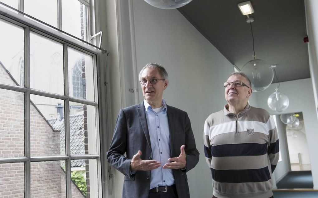 Universitair docent kerkgeschiedenis Van Klinken (links) en kerkhistoricus Van Gelderen (rechts) keren terug in de universiteit aan de Koornmarkt in Kampen.  beeld RD, Anton Dommerholt