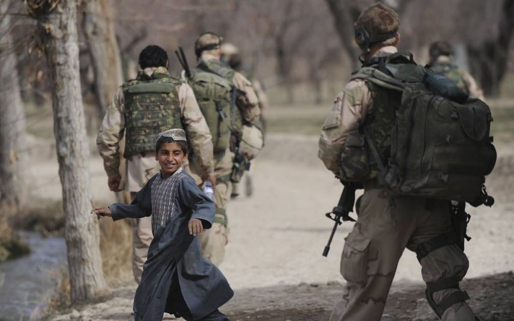 De teleurstellingen in Irak en Afghanistan moeten Nederland niet afschrikken om militaire operaties in het buitenland te doen, zegt generaal buiten dienst Ton van Loon. Foto: Nederlandse militairen in Afghanistan.  beeld AFP, Deshakalyan Chowdhury