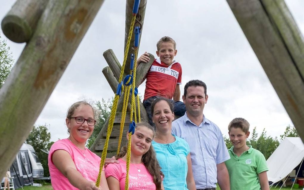 AAGTEKERKE. De Rijssense familie Kardux met hun gastkind Marike (derde van links) in hun midden, op hun vakantie-adres op een boerencamping in Aagtekerke.  beeld Dirk-Jan Gjeltema