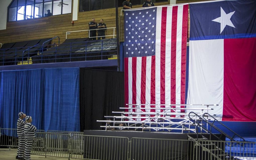Twee bezoekers van een rally van de Republikeinse presidentskandidaat Donald Trump in Austin, Texas, verkleedden zich gisteren als Hillary en Bill Clinton in gevangenistenue. Hillary Clinton ligt opnieuw onder vuur rond de zogenoemde e-mailaffaire. In een
