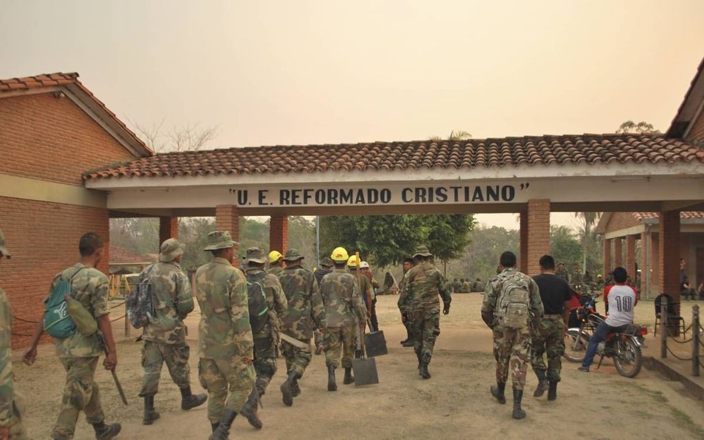 Militairen bij de reformatorische school in Loma Alta. beeld Evelina van Brugge