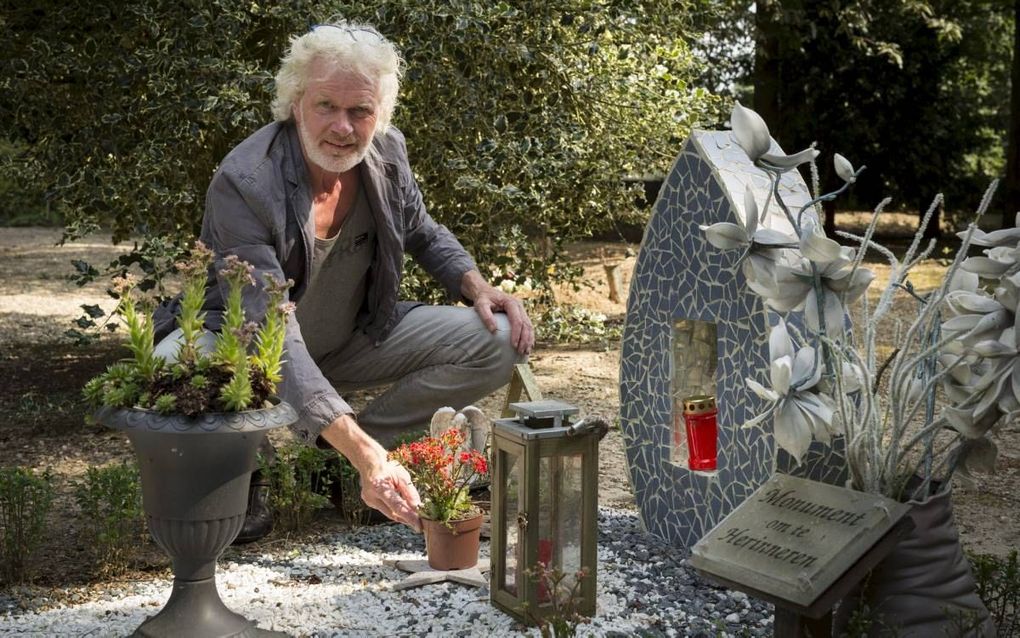 NIJMEGEN. Straatpastor Lennaerts komt regelmatig bij het monument voor overleden dak- en thuislozen.  beeld André Dorst