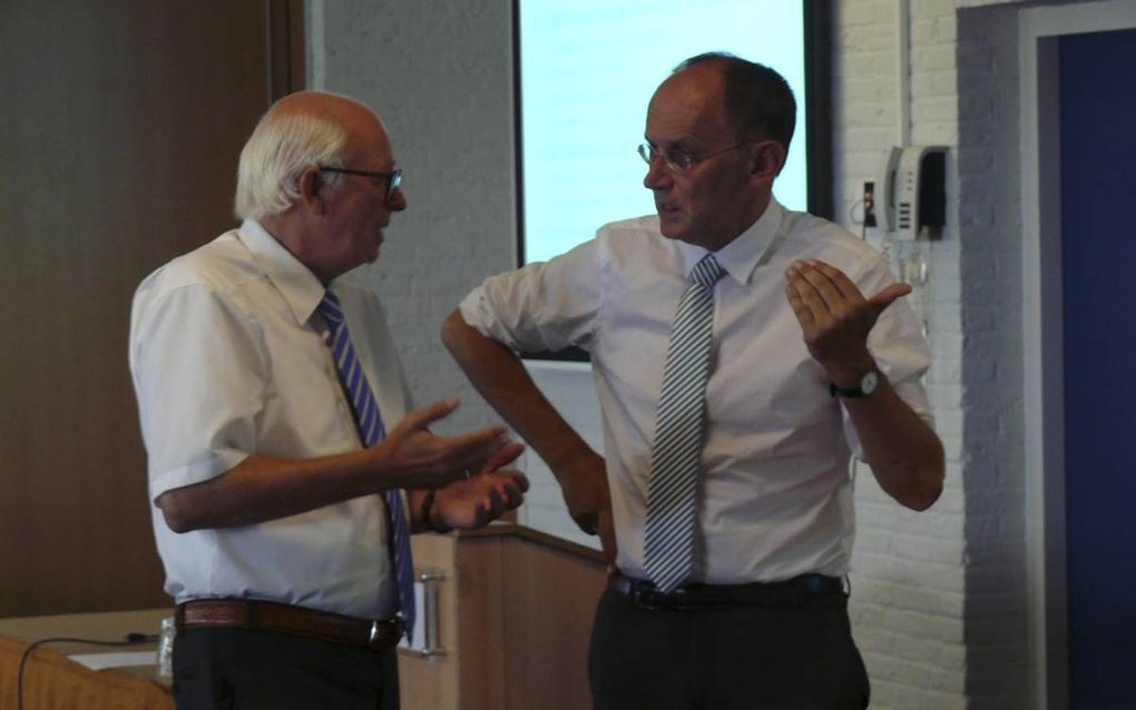 Prof. dr. T. A. Boer (r.) in gesprek met ds. D. C. Floor, gastheer tijdens de studieweek voor theologiestudenten van de Gereformeerde Bond.  beeld RD