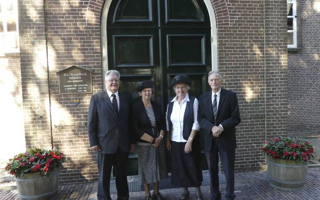 De organisatoren van de ontmoetingsdag in Hierden: links de eerwaarde heer J. de Boer, rechts M. Krooneman, en hun vrouwen. beeld Jan van Reenen