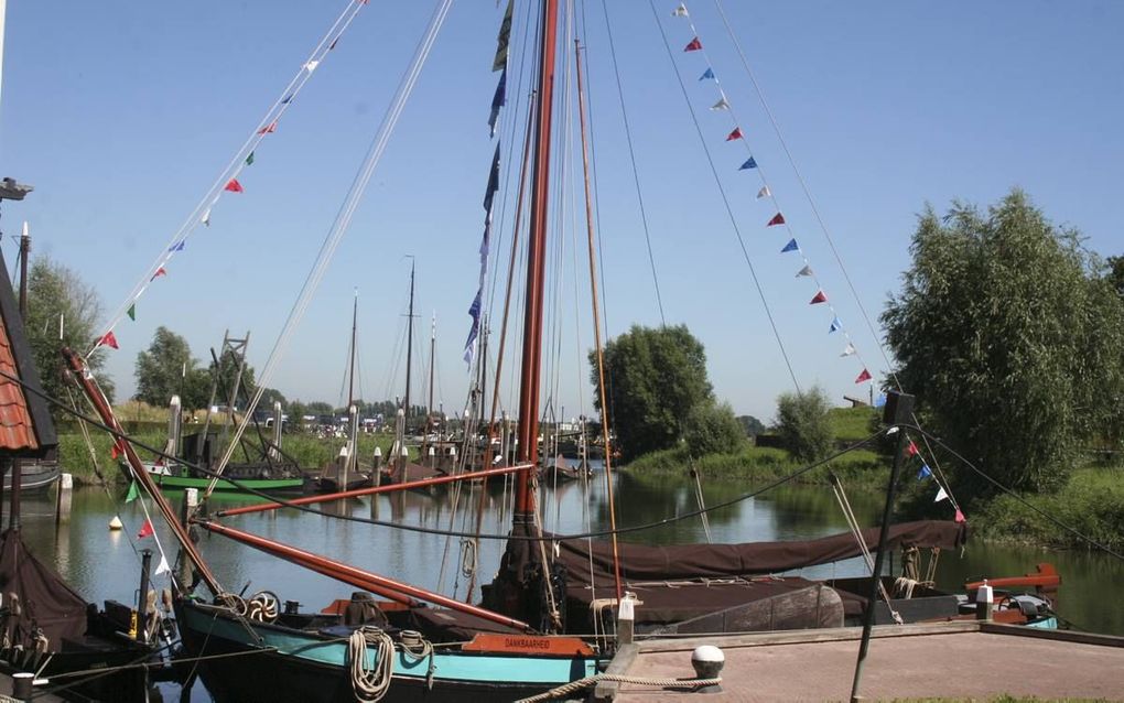 WOUDRICHEM. Woudrichem staat deze week in het teken van de dertiende editie van de Visserijdagen. Zo treden visserskoren op.” beeld André Bijl