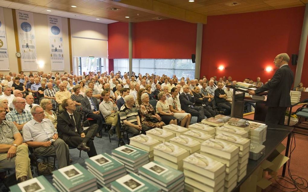 In Apeldoorn had gisteravond de presentatie plaats van een boek over ds. J. T. Doornenbal en een over ds. Jac. van Dijk. Zo’n 300 mensen kwamen af op de bijeenkomst – sommigen zaten zelfs buiten. Achter de katheder W. B. Kranendonk van uitgeverij De Banie