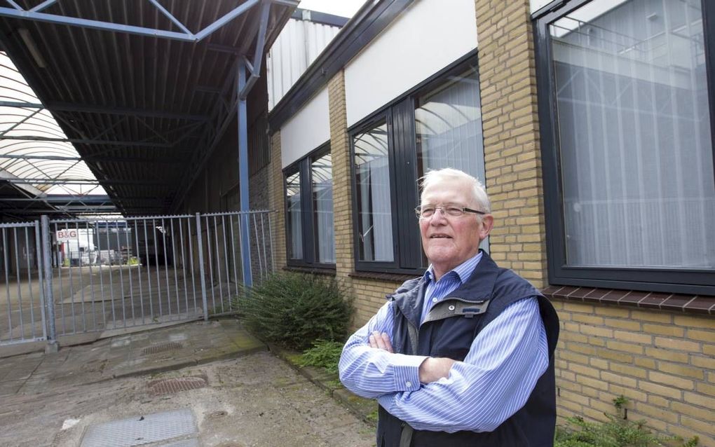 Voormalig boekhouder Karel van Welie bij de leegstaande fabriek van de gebroeders Bakker in Lekkerkerk. „Slager Bakker was op de knieën geboren.” beeld RD, Anton Dommerholt