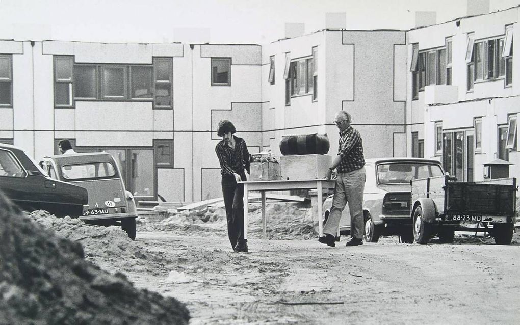 Bewoners verhuizen in 1970 naar de nieuwe Dordtse wijk Sterrenburg, die door het blokkige uiterlijk van de huizen de bijnaam ”legoland” kreeg. beeld Regionaal Archief Dordrecht, Marco de Nood