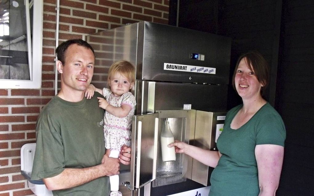 De melkautomaat van boer Van Leeuwen in Heenvliet. beeld Dick den Braber