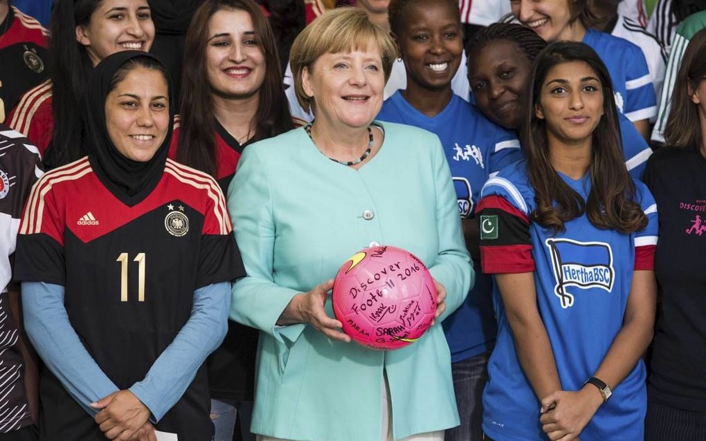 BERLIJN. De Duitse bondskanselier Angela Merkel (hier bij een sportbijeenkomst op 1 september voor vrouwen in Berlijn) bepaalt met haar vreemdelingenbeleid de verkiezingscampagnes in haar land. beeld  Odd Andersen